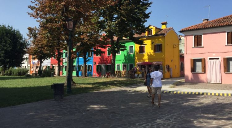 casas de colores en verano de Venecia