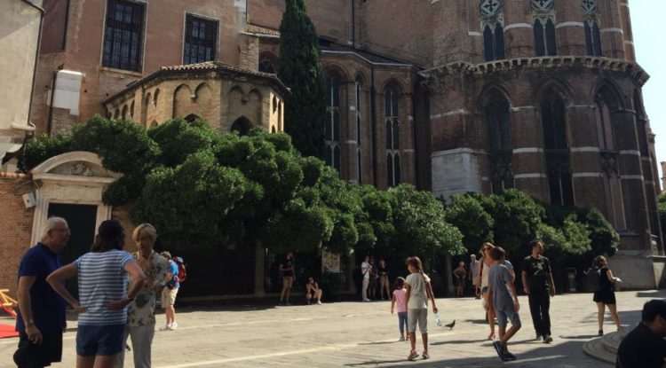 el tiempo en Venecia, arboles e iglesia