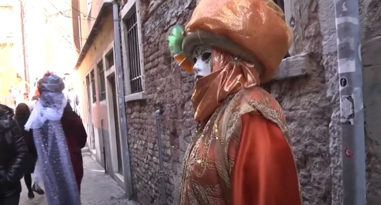 personas disfrazadas en el carnaval de Venecia