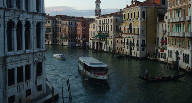 vaporetto en en canal de Venecia